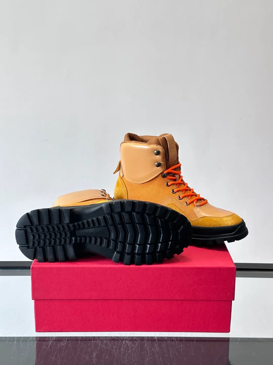 Men's shoes 💰960 Ferragamo's thick-soled lace-up short boots are made of suede + fabric splicing. They have a delicate texture and are breathable. The black rubber thick soles are wear-resistant and have strong traction. They can be worn every day outdoors! The shoelaces are super vibrant and the metal fastener details are perfect. The boot shaft is adjustable, comfortable and stable to wear. It goes well with workwear style or casual style in autumn and winter. It is warm and fashionable. It is suitable for outdoor activities or daily commuting! size: 39-44 (customized at 38.45.46)
